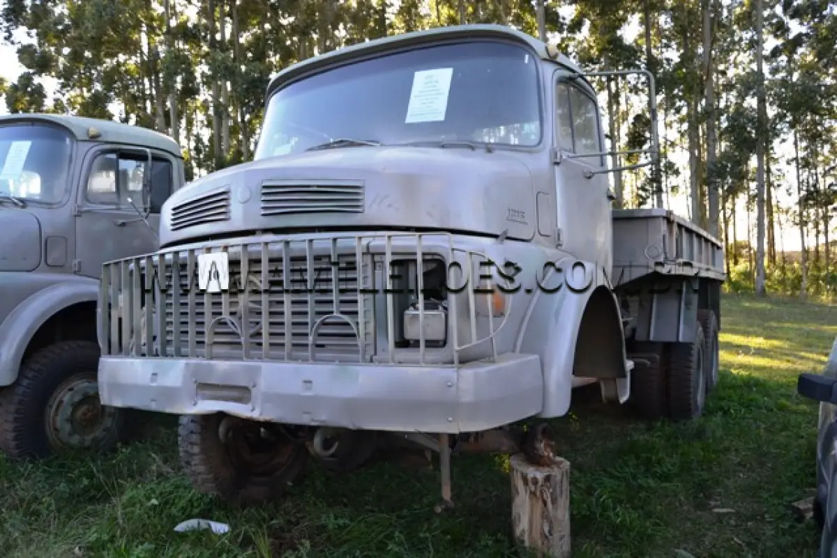 LOTE 010 - MARCA/MODELO: CAMINHÃO MERCEDES BENZ / LG1213/36AT7, 2 ½ Ton, 6 x 6 ANO: 1971 CHASSI: 34550115000897  MOTOR: 6 Cil. nº 344919035716864