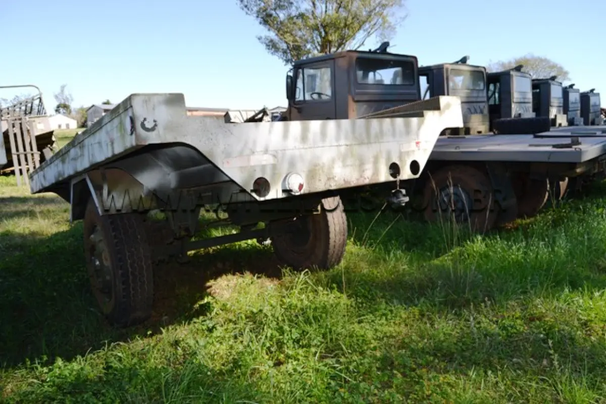 LOTE 025 - REBOQUE, PORTADA TATICA LEVE MARCA BERNARD KRONE/ MODELO RQ-1-EL-CS-R, 1.1/2 Ton ANO: 1988 CHASSI: MNA/BKB8871315