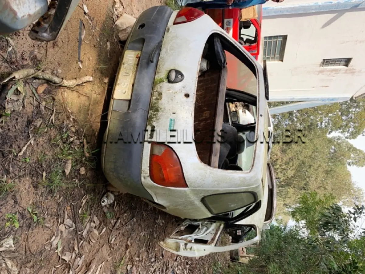 LOTE 023 - MARCA/MODELO: FORD/FIESTA PLACAS: IHU 0159 ANO: 1998 – COR: BRANCA CHASSI: 9BFZZZFDAWB234009 RENAVAM: 701149337