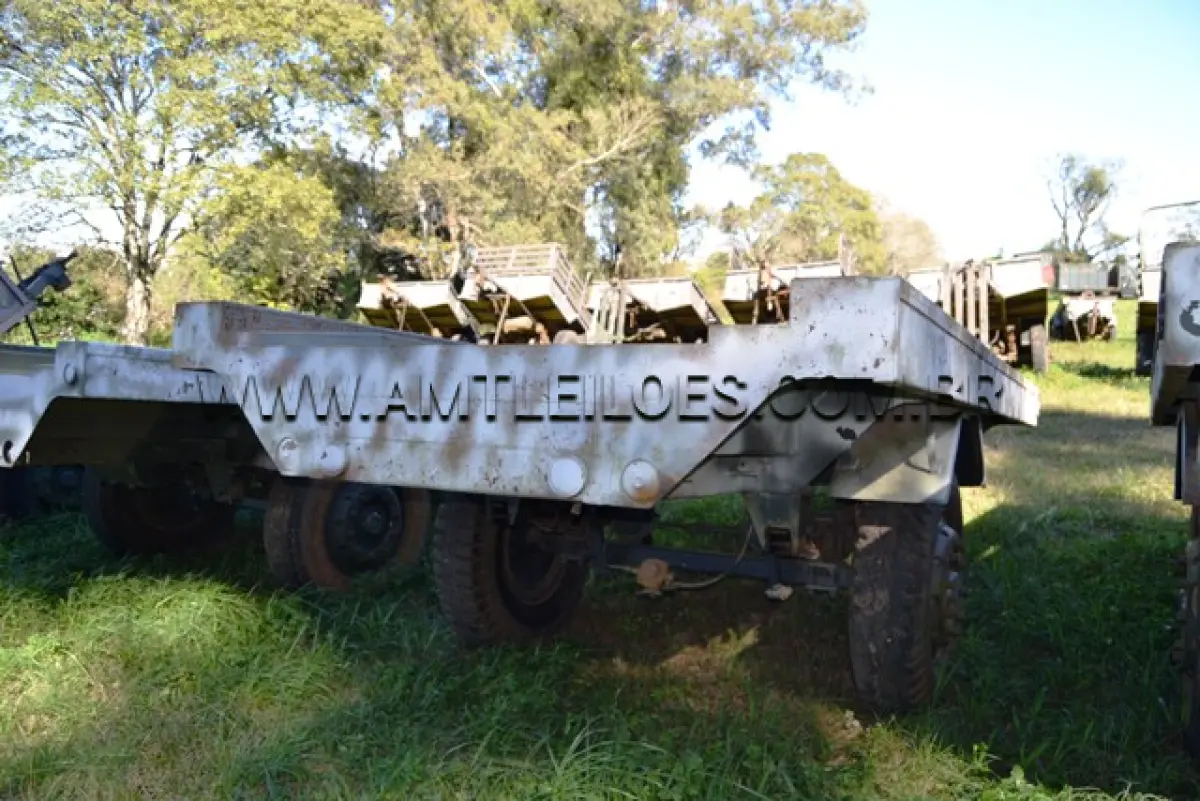 LOTE 026 - REBOQUE, PORTADA TATICA LEVE MARCA BERNARD KRONE/ MODELO RQ-1-EL-CS-R, 1.1/2 Ton ANO: 1988 CHASSI: MNA/BKB8871317