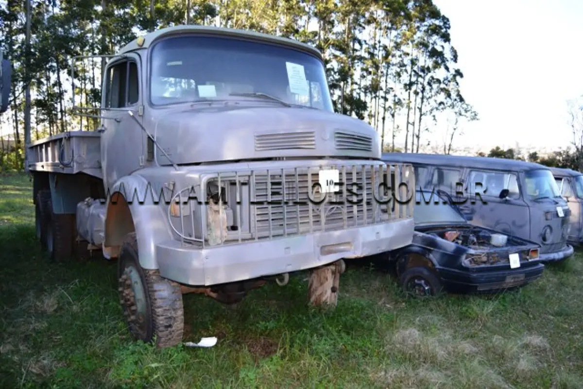 LOTE 010 - MARCA/MODELO: CAMINHÃO MERCEDES BENZ / LG1213/36AT7, 2 ½ Ton, 6 x 6 ANO: 1971 CHASSI: 34550115000897  MOTOR: 6 Cil. nº 344919035716864
