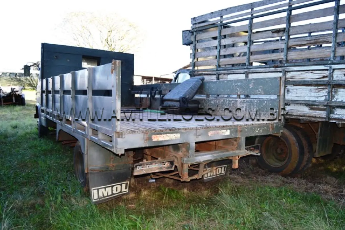 LOTE 004 - MARCA/MODELO:  CAMINHÃO MBB/608D35, 3 ½ Ton, 4 x 2 ANO: 1983 CHASSI: 30830212616565 MOTOR: MBB OM 314, 4 Cil nº 343910-10-133852