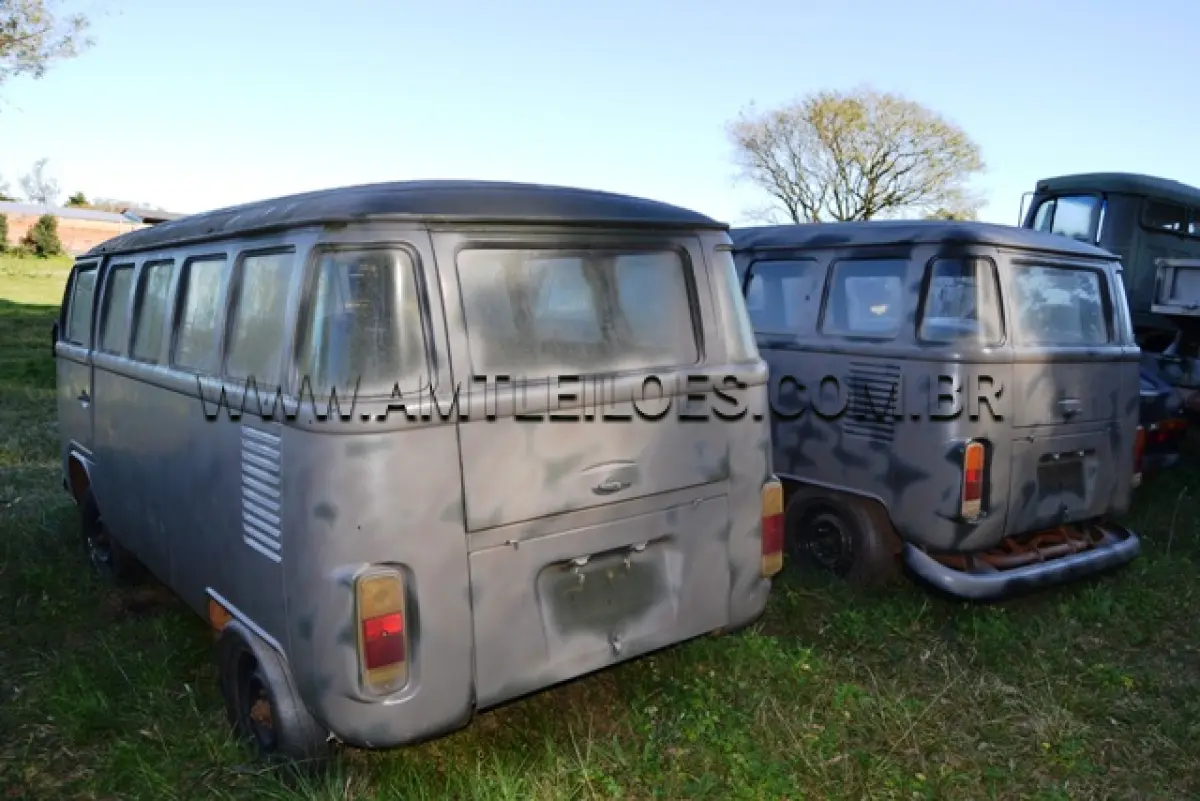 LOTE 013 - MARCA/MODELO: VW KOMBI/ 9 Psg, 4 x 2 ANO: 1995 CHASSI: 9BWZZZ231SP050503 MOTOR: 4 Cil. nº UG254221