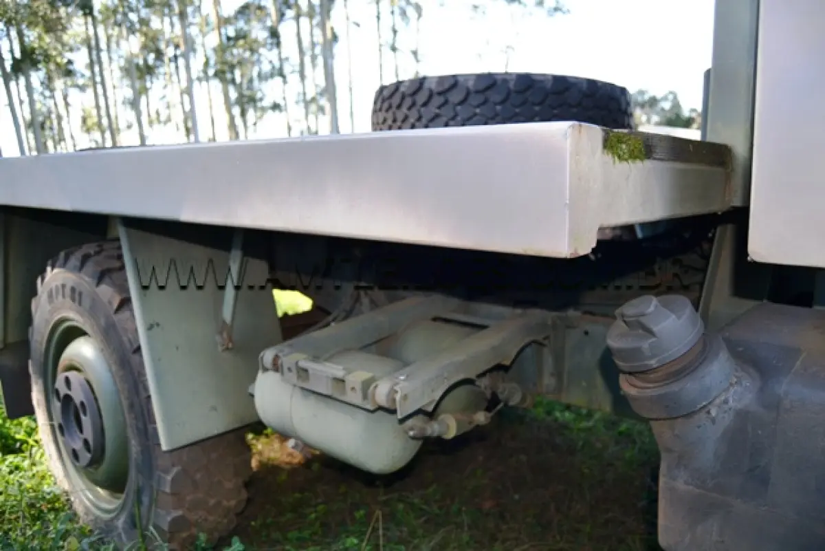 LOTE 023 - MARCA/MODELO:  CAMINHÃO MBB/ UNIMOG 4082, 1 ½ Ton, 4 x 4 ANO: 1999 CHASSI: WDB4082161W193672 MOTOR: 5 Cil. nº 0298110049708