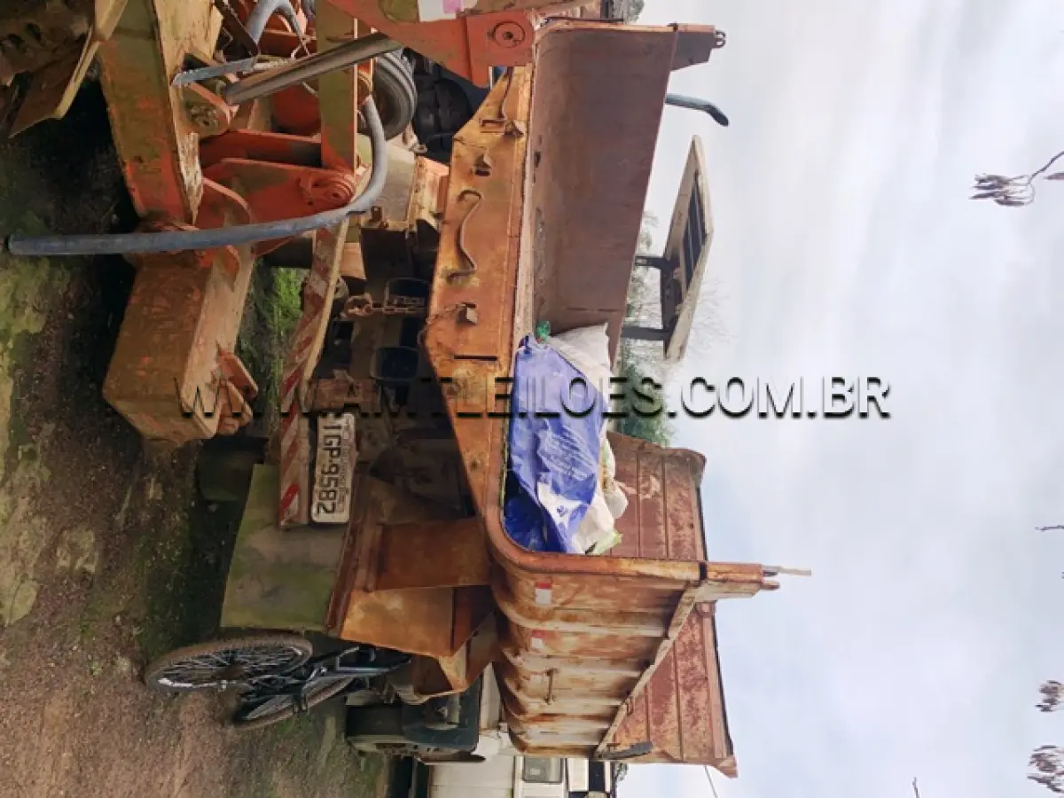 LOTE 015 - MARCA/MODELO: CAMINHÃO VW 11140 PLACAS: IGP 9582 ANO: 1990 – COR: BRANCA CHASSI: 9BWZZZF2ZLC022078 RENAVAM: 572586957