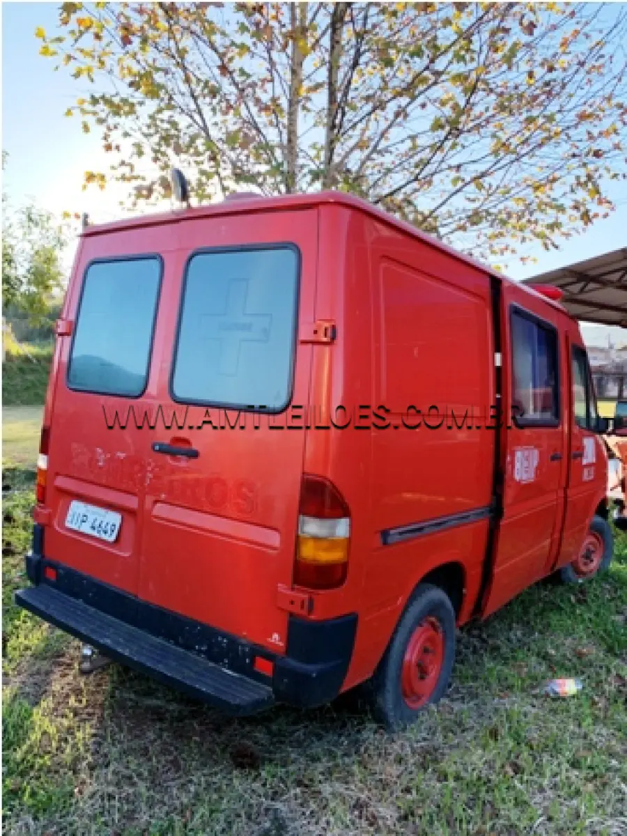 LOTE 020 - MARCA/MODELO: CAMINHÃO AMBULÂNCIA - IMP/MBENZ 310D SPRINTER PLACA: IIP 4649 FABRICAÇÃO/MODELO: 1998 RENAVAM: 711112290 COR: VERMELHA COMBUSTÍVEL: DIESEL