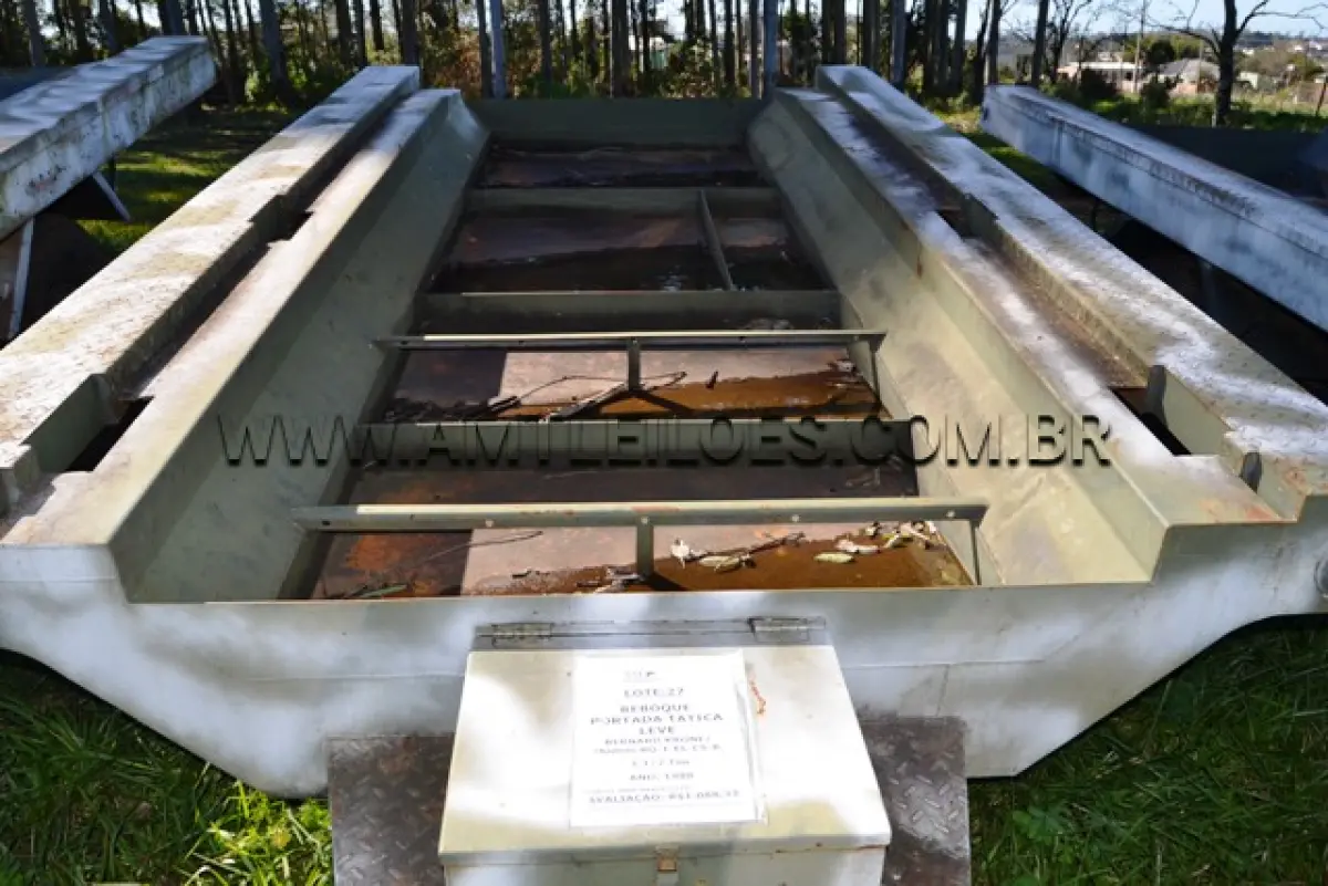 LOTE 027 - REBOQUE, PORTADA TATICA LEVE MARCA BERNARD KRONE/ MODELO RQ-1-EL-CS-R, 1.1/2 Ton ANO: 1988 CHASSI: MNA/BKB7871174