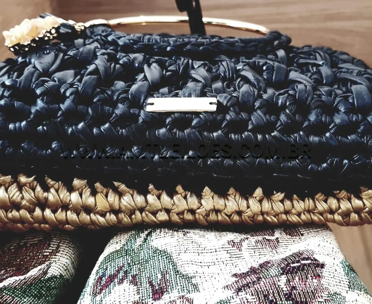 LOTE 001 - BOLSA PRETA COM DOURADO, ARTESANAL, FEITA DE CROCHÊ COM FIO METALIZADO DA MARCA WG FIOS, TAMANHO  25X22CM E PINGENTE FOLHEADO A OURO 18K.