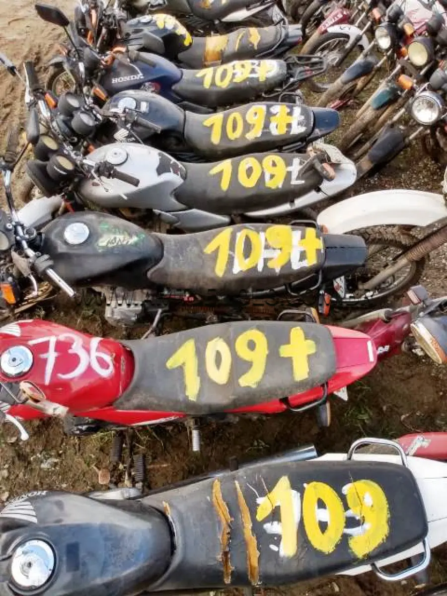 LOTE 109 - SUCATAS: YAMAHA/YBR125 FACTOR K1 (+), ANO: 2015/2016, PLACA: IXG4852; HONDA/CG 125 FAN (+), ANO: 2005/2005, PLACA: IMT6518; HONDA/CG 150 TITAN KS (+), ANO: 2004/2005, PLACA: IMC9520; HONDA/CG 125 FAN (+), ANO: 2006/2006, PLACA: INC0723; HONDA/CG 125 TITAN KSE, ANO: 2003/2003, PLACA: ILH2054; HONDA/CG 150 TITAN KS, ANO: 2008/2008, PLACA: IOM2390; HONDA/CG 125 FAN ES (+), ANO: 2010/2010, PLACA: IQT6885