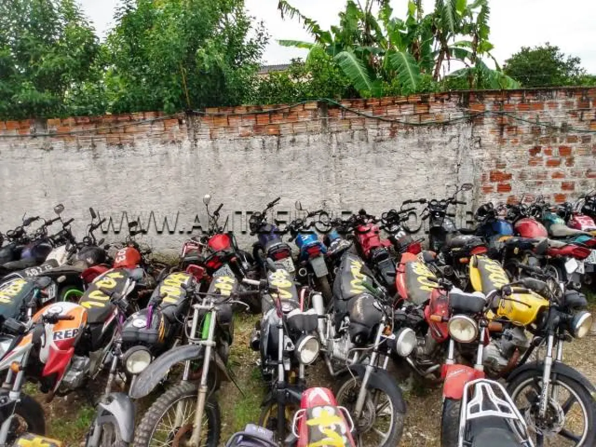 LOTE 100 - SUCATAS: AGRALE/SXT 27.5 EX (+), ANO: 1993/1993, PLACA: IBJ0488; HONDA/CBX 200 STRADA (+), ANO: 1995/1995, PLACA: LXB8188; HONDA/CBX 200 STRADA (+), ANO: 2000/2000, PLACA: IJL6765; DAFRA/SPEED 150 (+), ANO: 2011/2011, PLACA: IRU7748; HONDA/CBX 250 TWISTER (+), ANO: 2003/2003, PLACA: ILI6329, HONDA/CBX 250 TWISTER (+), ANO: 2007/2008, PLACA: IOB1996; HONDA/CB 300R LIMITED (+), ANO: 2014/2014, PLACA: IVX6943