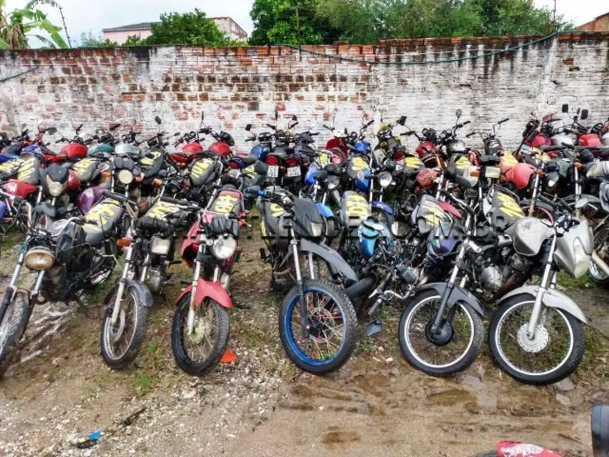 LOTE 107 - SUCATAS: HONDA/CG 125 TITAN (+), ANO: 1997/1997, PLACA: LYG8601; HONDA/ML 125 (+), ANO: 1983/1983, PLACA: IFJ7030; YAMAHA/YBR 125K, ANO: 2003/2004, PLACA: ILW3616; YAMAHA/FACTOR YBR125 K (+), ANO: 2008/2009, PLACA: IPI5493; YAMAHA/FACTOR YBR125 K (+), ANO: 2011/2011, PLACA: IRX3958; HONDA/CG 150 TITAN ES (+), ANO: 2008/2009, PLACA: IPL7424; HONDA/NXR150 BROS ESD (+), ANO: 2011/2011, PLACA: IRS8423