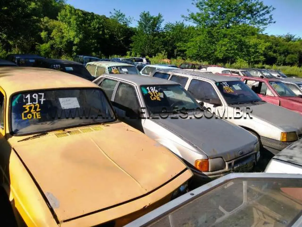 LOTE 322 - SUCATAS: FIAT/UNO ELECTRONIC (+), ANO: 1994/1994, PLACA: IDC3556; IMP/FORD ESCORT GUARUJA (+), ANO: 1992/1992, PLACA: IBF3215; GM/KADETT IPANEMA SL EFI (+), ANO: 1993/1993, PLACA: IAS4079; FORD/BELINA II, ANO: 1978/1979, PLACA: IFN9916; VW/BRASILIA, ANO: 1977/1977, PLACA: IBN2132; IMP/LADA LAIKA SW 1.6, ANO: 1991/1992, PLACA: IIO6992; VW/VARIANT, ANO: 1973/1973, PLACA: IFJ5402