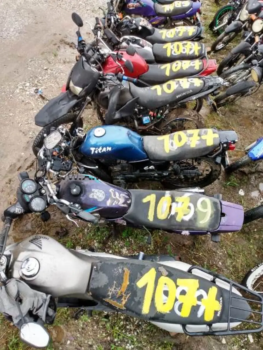 LOTE 107 - SUCATAS: HONDA/CG 125 TITAN (+), ANO: 1997/1997, PLACA: LYG8601; HONDA/ML 125 (+), ANO: 1983/1983, PLACA: IFJ7030; YAMAHA/YBR 125K, ANO: 2003/2004, PLACA: ILW3616; YAMAHA/FACTOR YBR125 K (+), ANO: 2008/2009, PLACA: IPI5493; YAMAHA/FACTOR YBR125 K (+), ANO: 2011/2011, PLACA: IRX3958; HONDA/CG 150 TITAN ES (+), ANO: 2008/2009, PLACA: IPL7424; HONDA/NXR150 BROS ESD (+), ANO: 2011/2011, PLACA: IRS8423