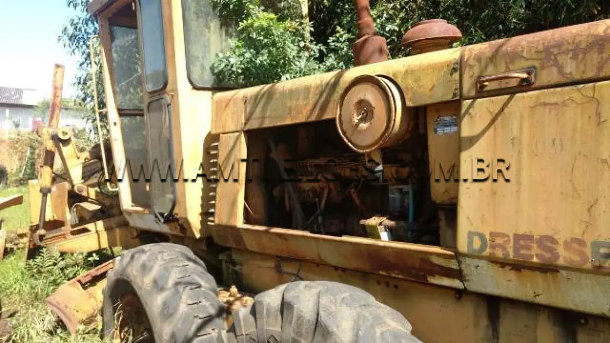 LOTE 006 - MARCA/MODELO: MOTONIVELADORA/KOMATSU DRESSER 855; ANO/MODELO: 1993/1993