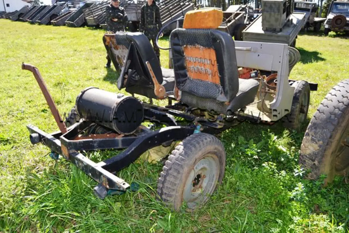 LOTE 069 - CHASSI DE JEEP Nº LA1BPA59955, composto de eixo dianteiro, eixo traseiro, caixa de mudança, caixa de Tração dianteira, motor 6 Cil. nº 365436