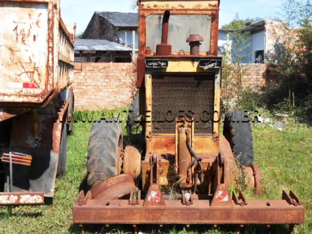 LOTE 007 - MARCA/MODELO: MOTONIVELADORA/HUBER DRESSER 205C VB; ANO/MODELO: 1986/1986