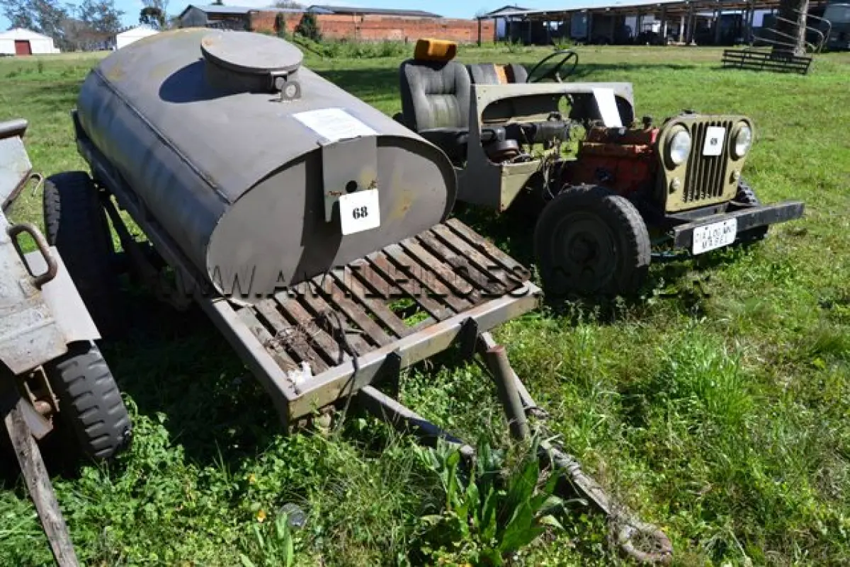 LOTE 068 - REBOQUE, CISTERNA ÁGUA/ MARCA F CURITIBA, 1000 LTS, 2R ANO: 1961 CHASSI: 026