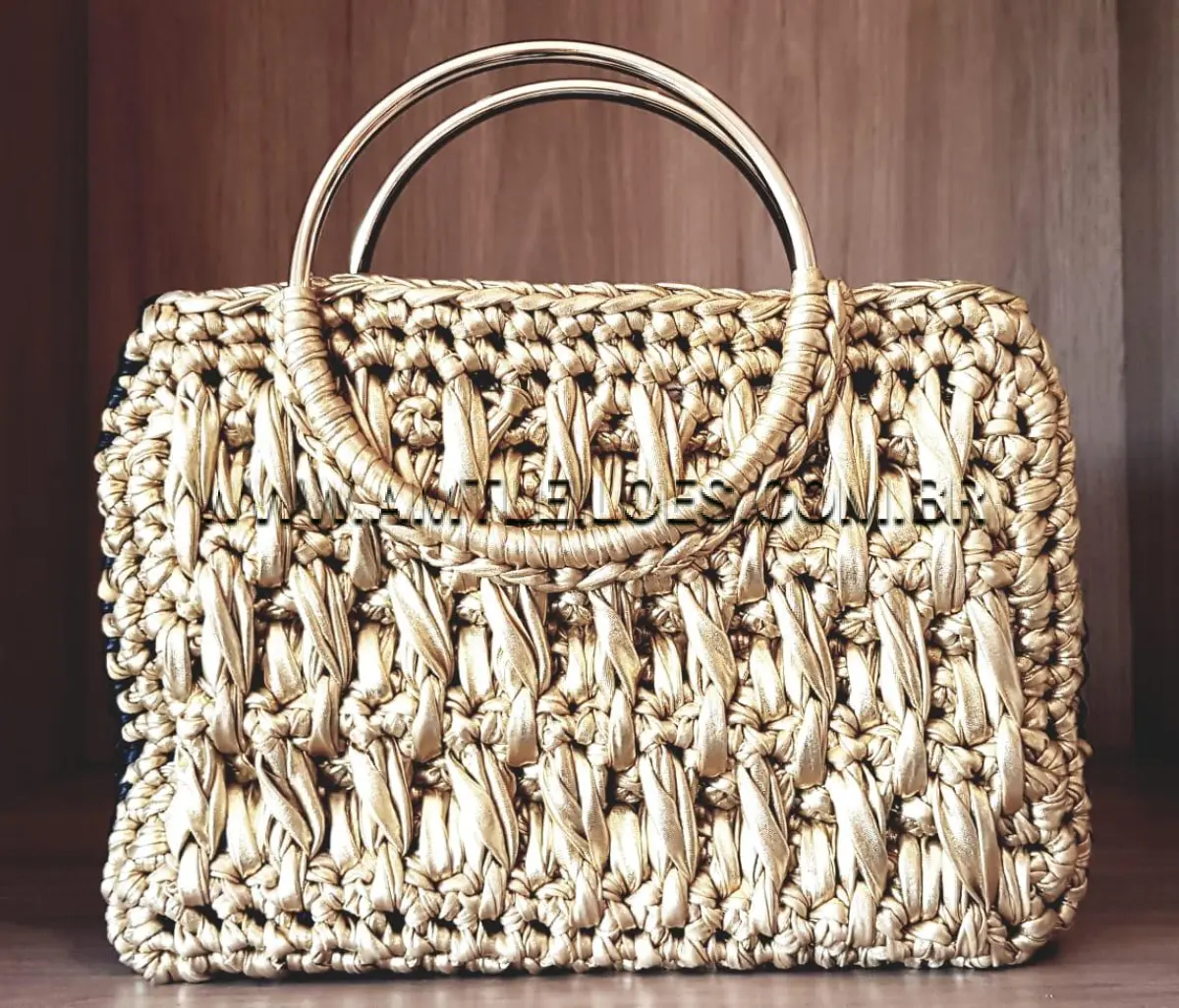 LOTE 001 - BOLSA PRETA COM DOURADO, ARTESANAL, FEITA DE CROCHÊ COM FIO METALIZADO DA MARCA WG FIOS, TAMANHO  25X22CM E PINGENTE FOLHEADO A OURO 18K.