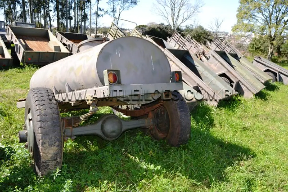 LOTE 068 - REBOQUE, CISTERNA ÁGUA/ MARCA F CURITIBA, 1000 LTS, 2R ANO: 1961 CHASSI: 026