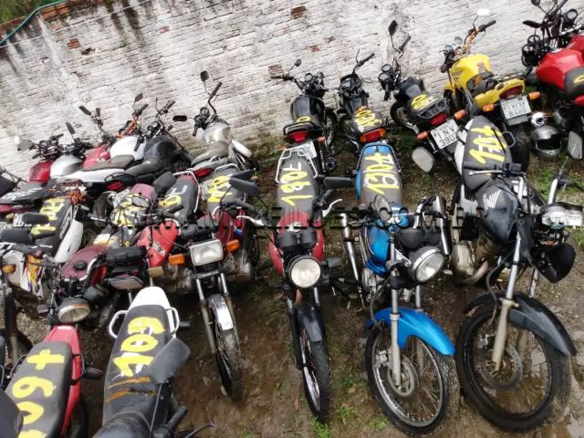 LOTE 110 - SUCATAS: HONDA/XR 200R (+), ANO: 1998/1998, PLACA: IHW8224, HONDA/CG 125, ANO: 1985/1985, PLACA: IFG0166; HONDA/ML 125, ANO: 1983/1983, PLACA: IGG3796, HONDA/CG 125 TITAN KS, ANO: 2001/2001, PLACA: IJW0674; YAMAHA/YBR 125E (+), ANO: 2004/2004, PLACA: IMA1713; YAMAHA/YBR 125ED (+), ANO: 2004/2005, PLACA: IMG0298; HONDA/CG 150 TITAN ESD (+), ANO: 2008/2009, PLACA: IPM5647