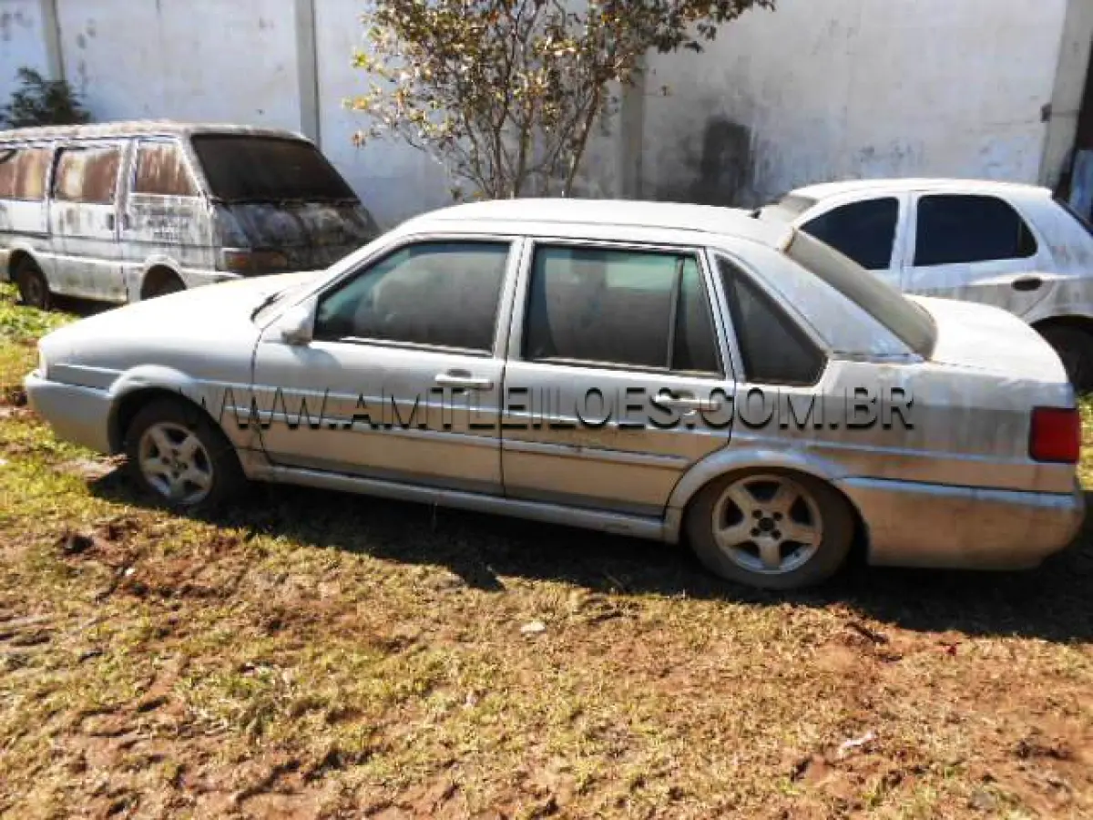 LOTE 002 - MARCA/MODELO: VW/SANTANA 2.0;  ANO/MODELO: 2000/2000