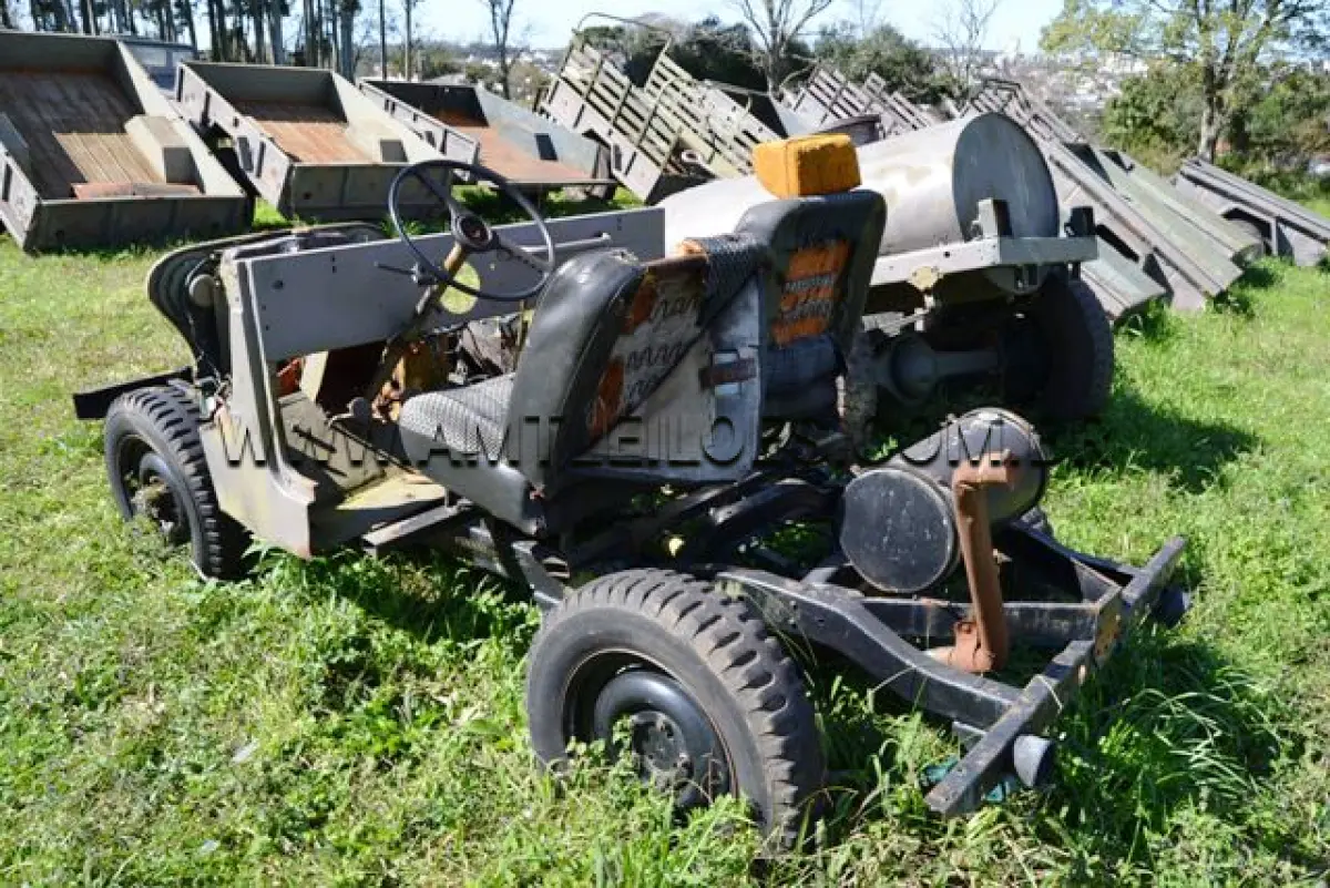 LOTE 069 - CHASSI DE JEEP Nº LA1BPA59955, composto de eixo dianteiro, eixo traseiro, caixa de mudança, caixa de Tração dianteira, motor 6 Cil. nº 365436