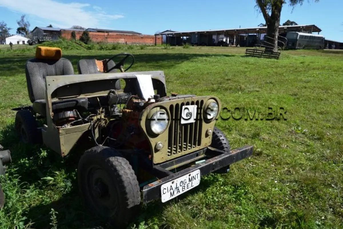 LOTE 069 - CHASSI DE JEEP Nº LA1BPA59955, composto de eixo dianteiro, eixo traseiro, caixa de mudança, caixa de Tração dianteira, motor 6 Cil. nº 365436