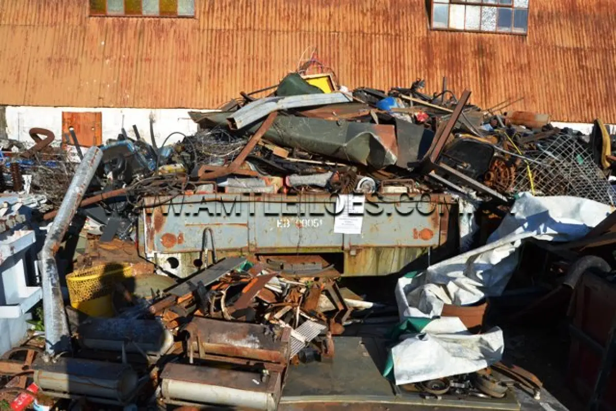 LOTE 071 - SUCATA COMPOSTA DE RESTOS DE VIATURAS DESMONTADAS, FERRO, ALUMÍNIO, COM APROXIMADAMENTE 3.000 Kg