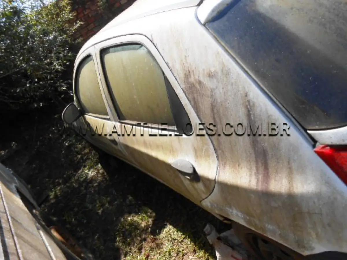 LOTE 003 - MARCA/MODELO: GM/CELTA 5 PORTAS; ANO/MODELO: 2003/2003