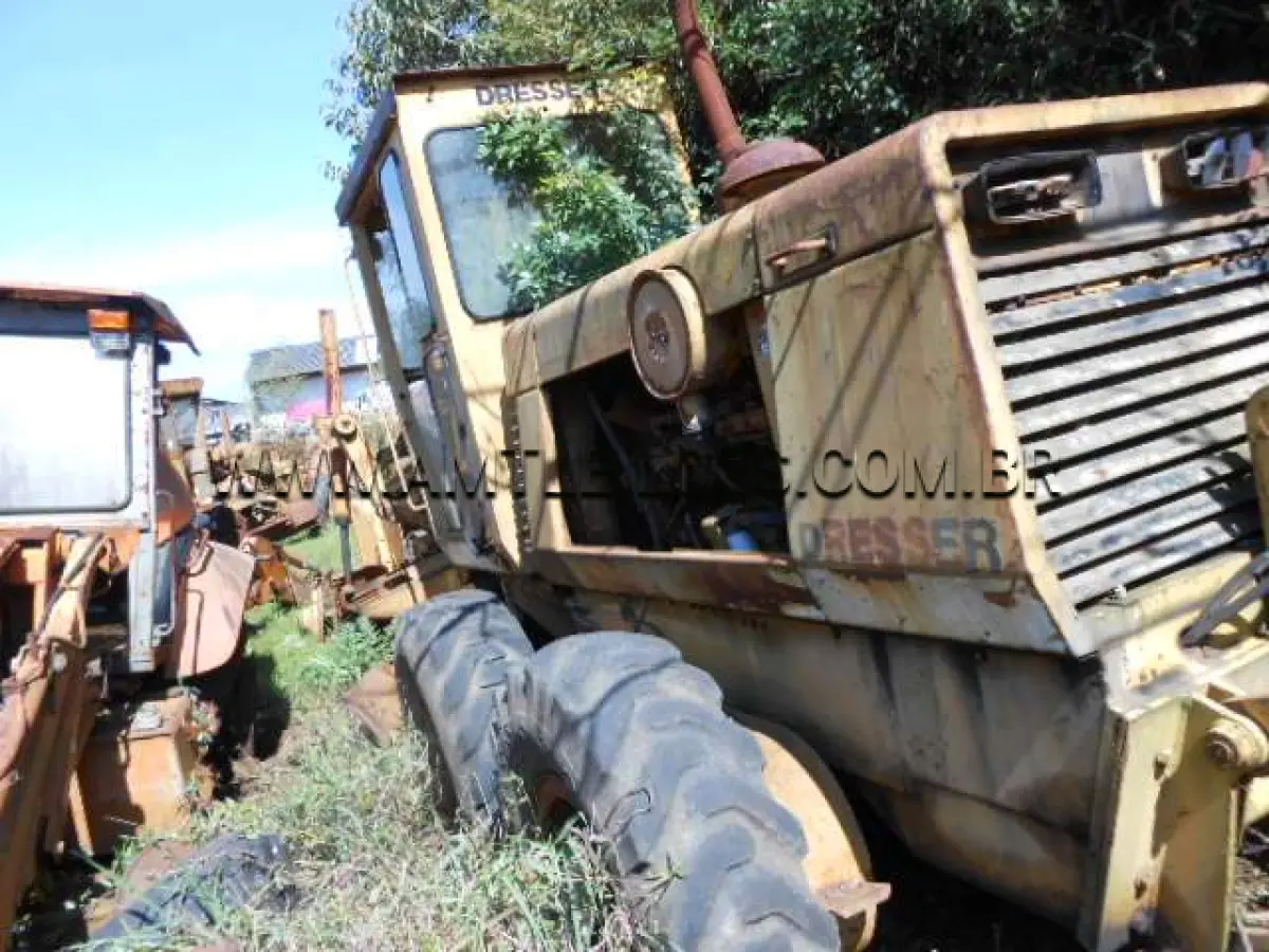 LOTE 006 - MARCA/MODELO: MOTONIVELADORA/KOMATSU DRESSER 855; ANO/MODELO: 1993/1993