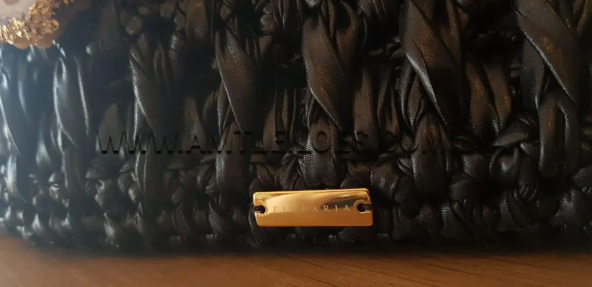 LOTE 001 - BOLSA PRETA COM DOURADO, ARTESANAL, FEITA DE CROCHÊ COM FIO METALIZADO DA MARCA WG FIOS, TAMANHO  25X22CM E PINGENTE FOLHEADO A OURO 18K.