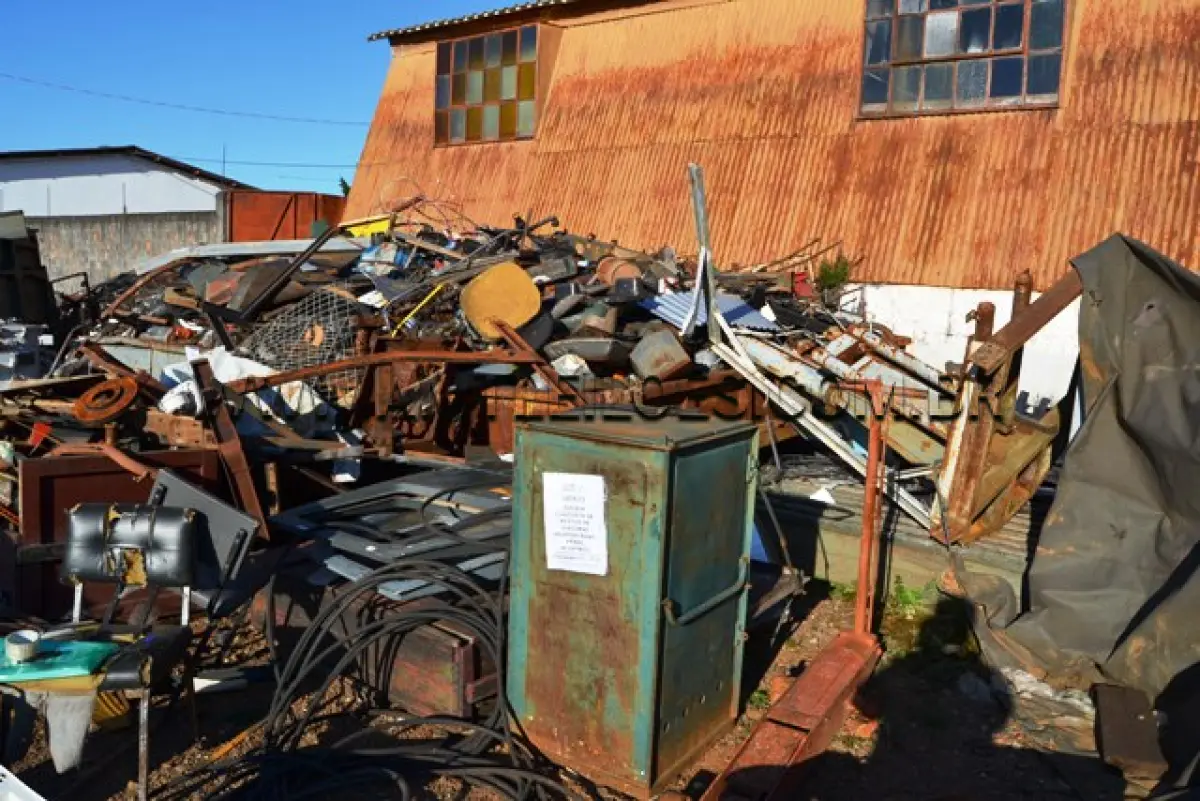 LOTE 071 - SUCATA COMPOSTA DE RESTOS DE VIATURAS DESMONTADAS, FERRO, ALUMÍNIO, COM APROXIMADAMENTE 3.000 Kg