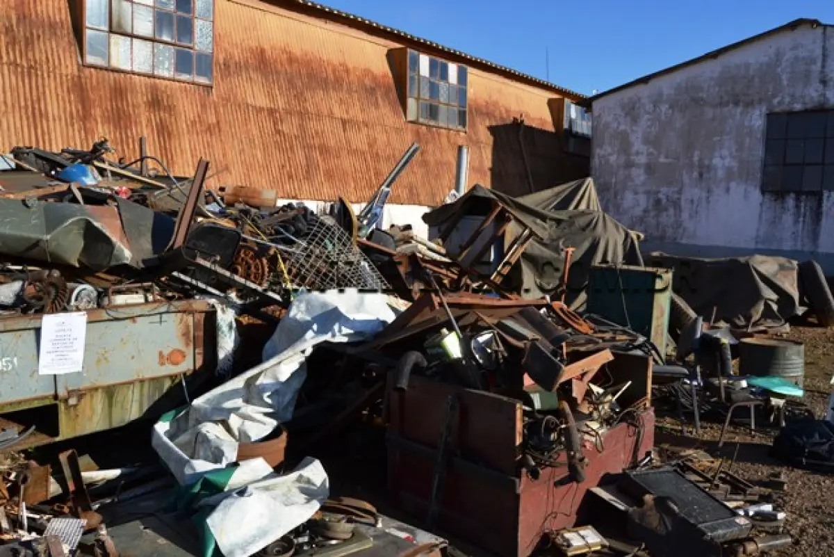 LOTE 071 - SUCATA COMPOSTA DE RESTOS DE VIATURAS DESMONTADAS, FERRO, ALUMÍNIO, COM APROXIMADAMENTE 3.000 Kg