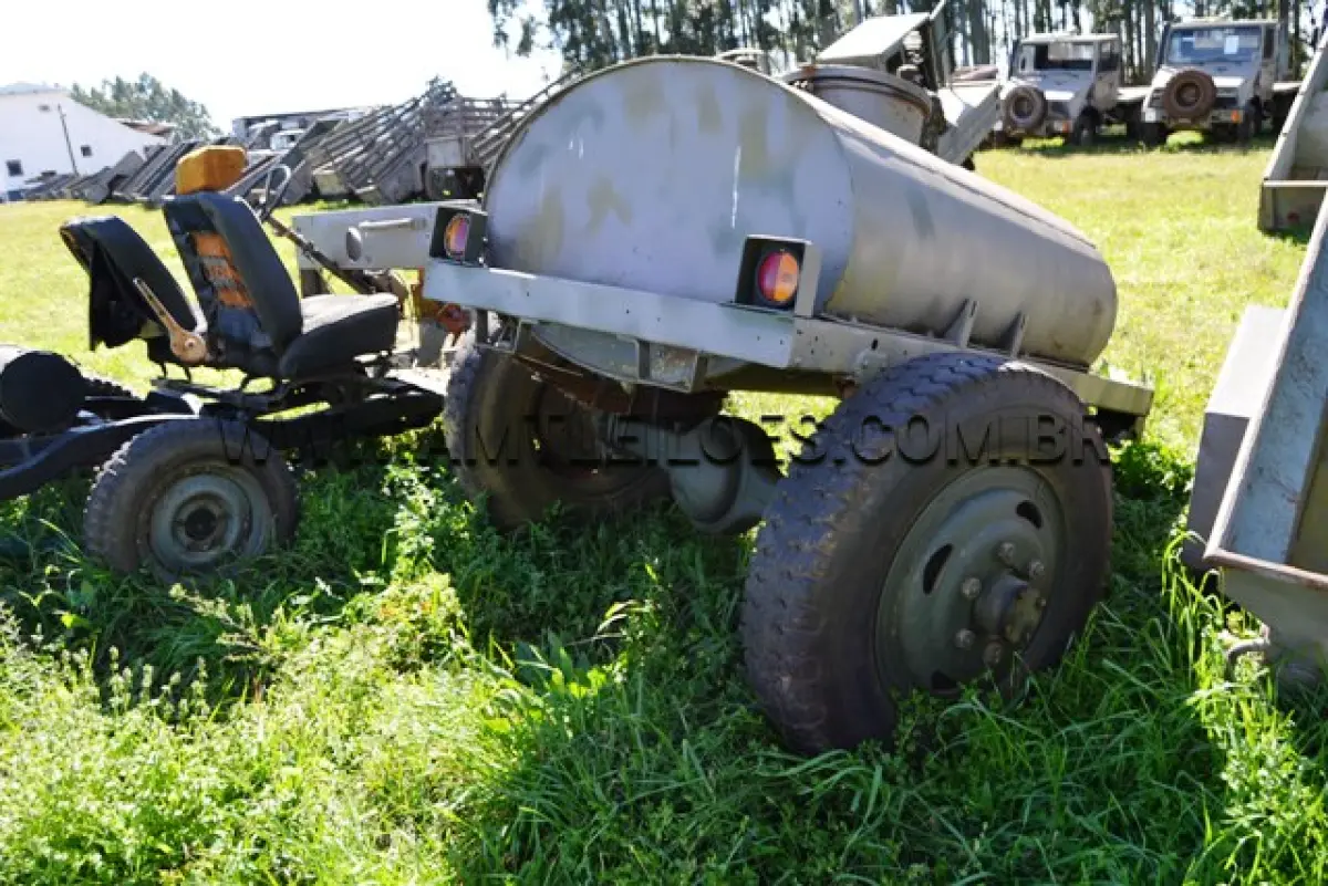 LOTE 068 - REBOQUE, CISTERNA ÁGUA/ MARCA F CURITIBA, 1000 LTS, 2R ANO: 1961 CHASSI: 026