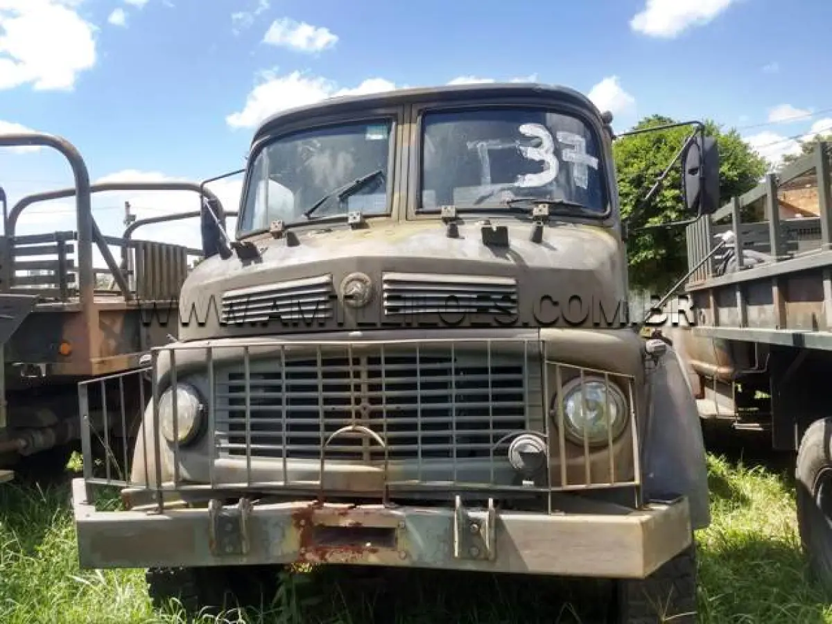 LOTE 037 - CAMINHAO EMP GE LG1819/36 5T 6X6 MERCEDES-BENZ, ANO 1981; REBOQUE CARGA EMP GE, 1TON, 2R F CURITIBA, ANO 1963
