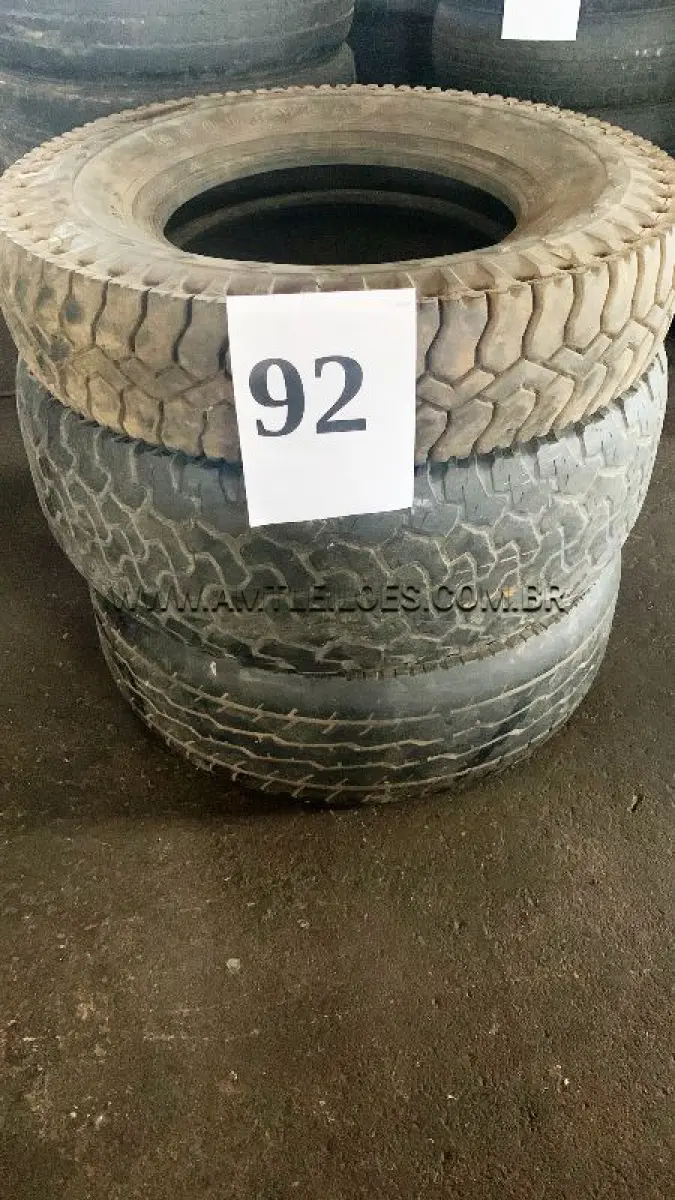 LOTE 092 - MARCA/MODELO: 01 PNEU 12.50 R15 ; 01 PNEU 10.50 R15 ; 01 PNEU 7.00 R16