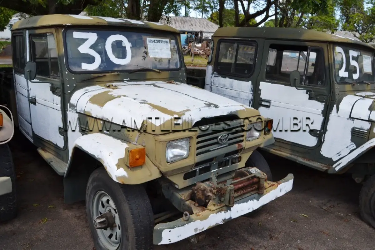 LOTE 030 - MARCA/MODELO: RÁDIO CABINE DUPLA TOYOTA BANDEIRANTE BJ55LP