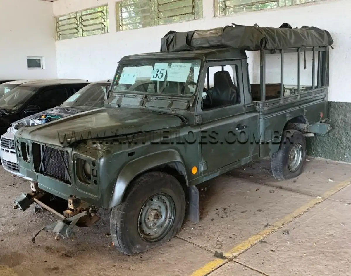 LOTE 035 - MARCA/MODELO: PICAPE TETO RÍGIDO LAND ROVER DEFENDER 110