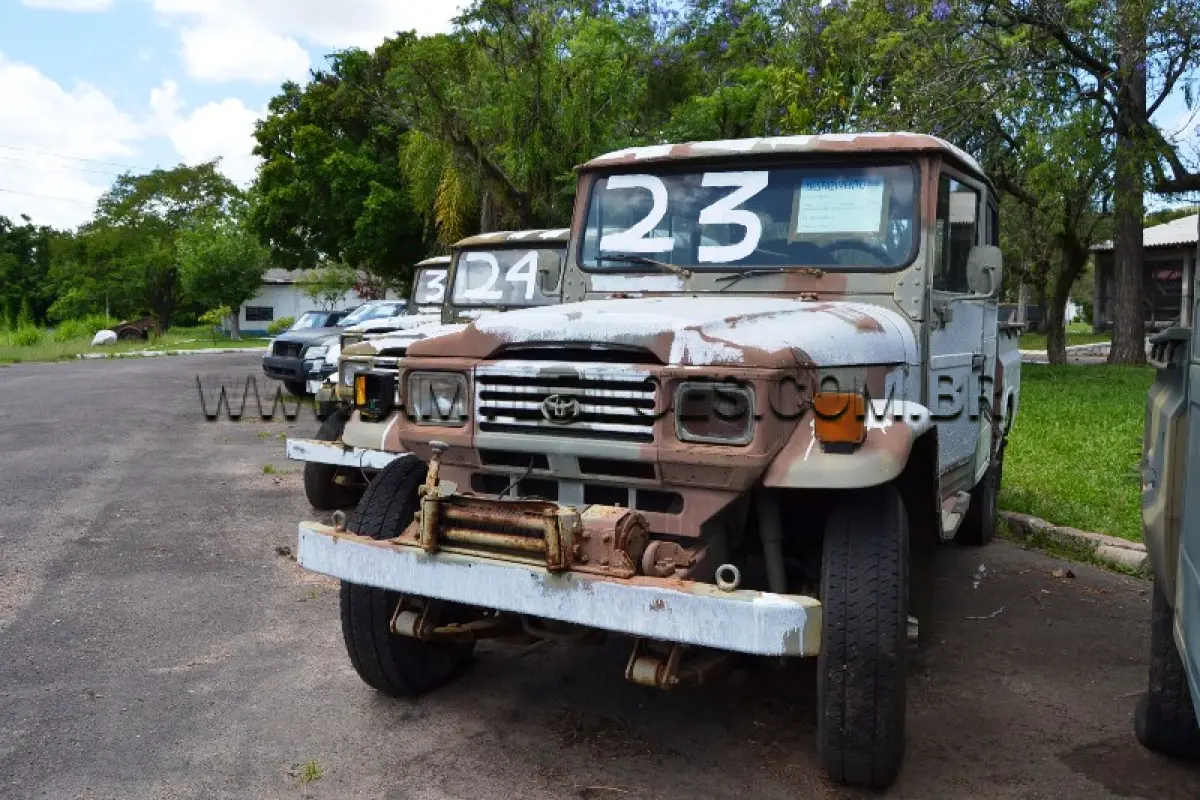 LOTE 023 - MARCA/MODELO: RÁDIO CABINE DUPLA TOYOTA BANDEIRANTE BJ55LP