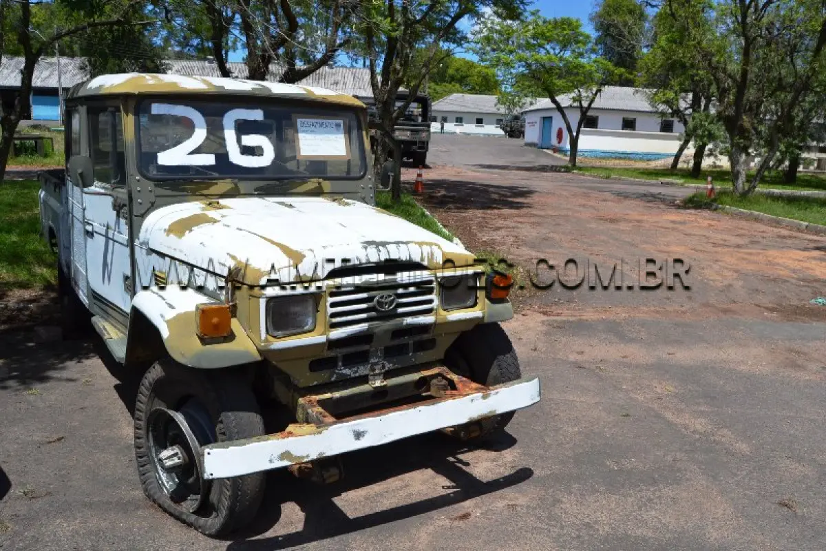 LOTE 026 - MARCA/MODELO: RÁDIO CABINE DUPLA TOYOTA BANDEIRANTE BJ55LP