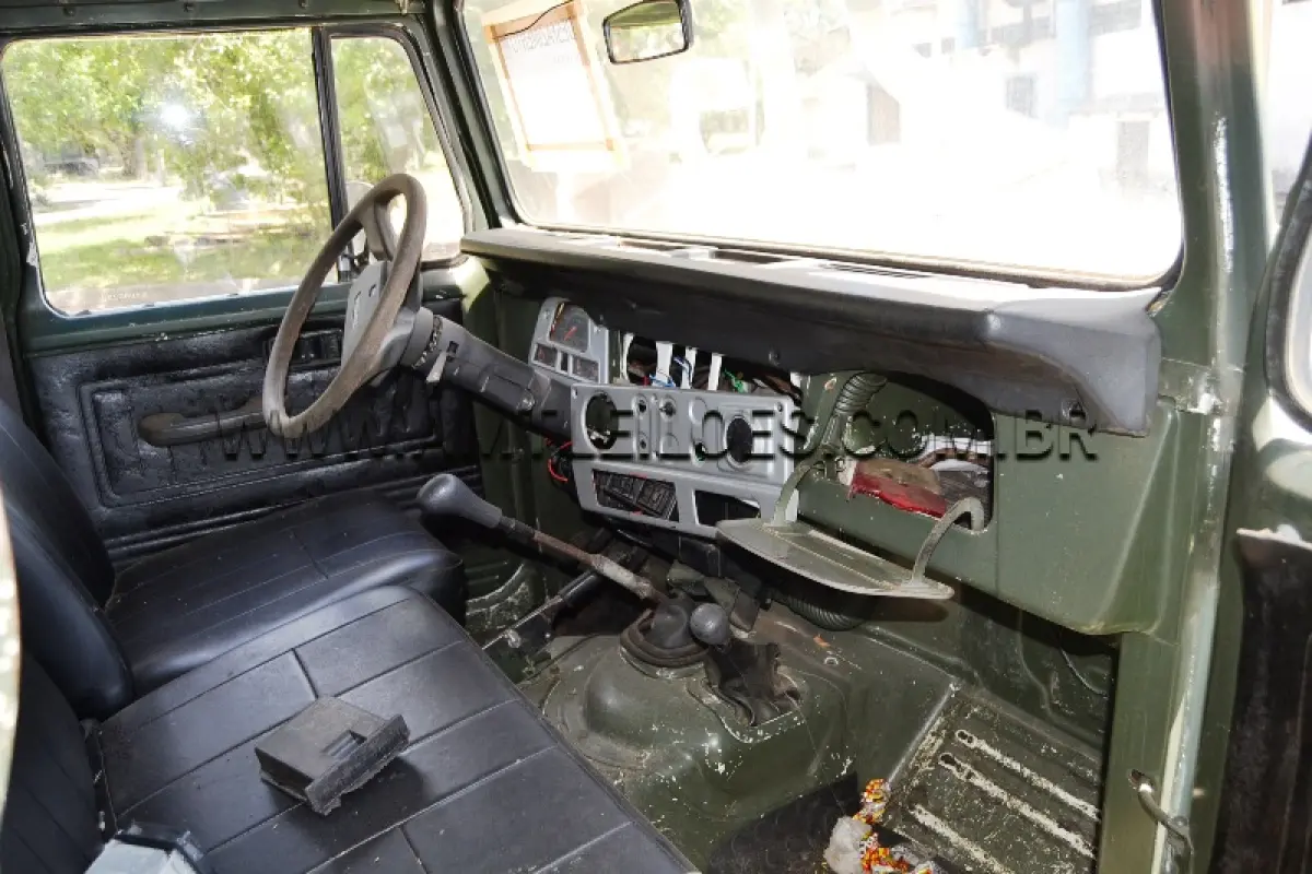 LOTE 026 - MARCA/MODELO: RÁDIO CABINE DUPLA TOYOTA BANDEIRANTE BJ55LP