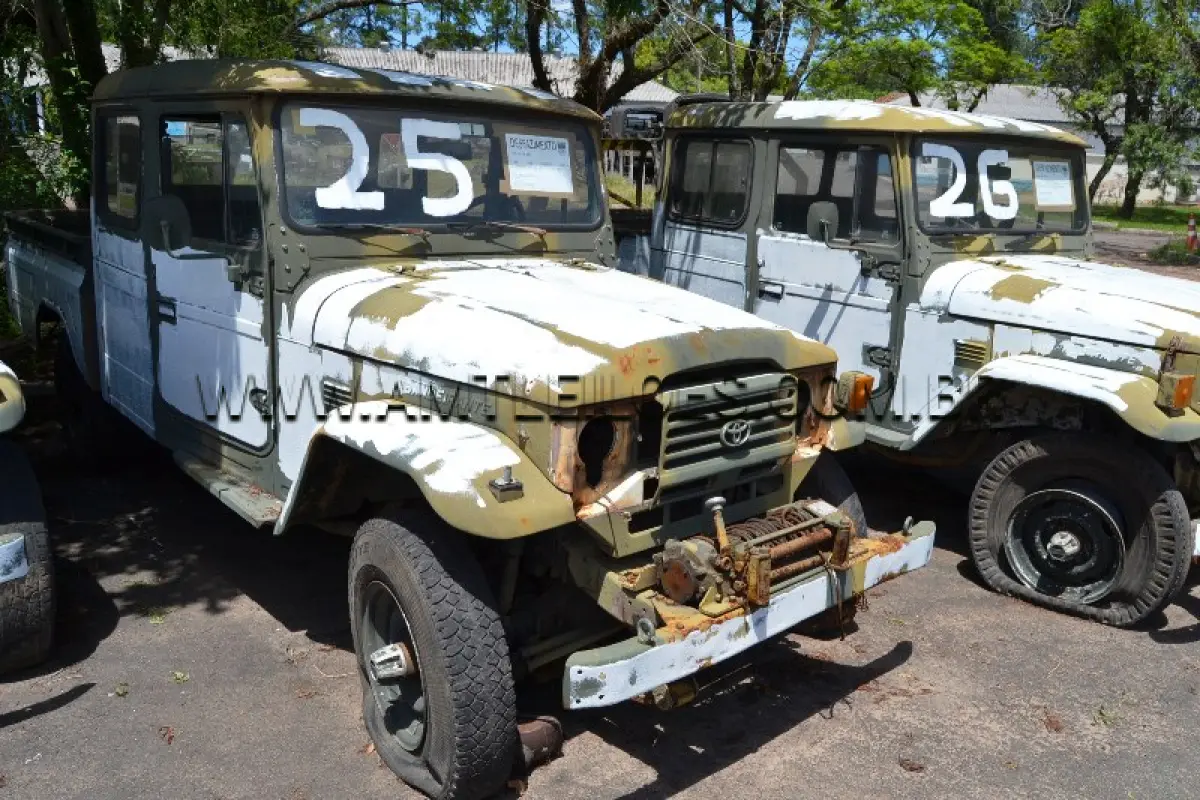 LOTE 025 - MARCA/MODELO: RÁDIO CABINE DUPLA TOYOTA BANDEIRANTE BJ55LP