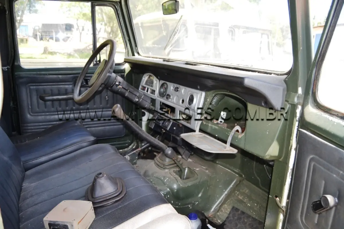 LOTE 031 - MARCA/MODELO: RÁDIO CABINE DUPLA TOYOTA BANDEIRANTE BJ55LP