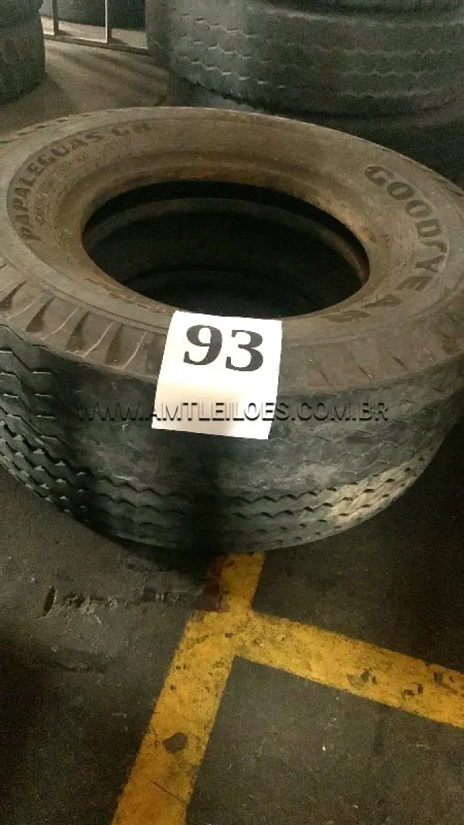 LOTE 093 - MARCA/MODELO: 02 PNEUS 9.00 R20