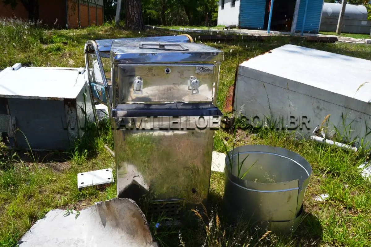 LOTE 01 - SUCATA DE FERRO COM PESO APROXIMADO DE 6.000 KG