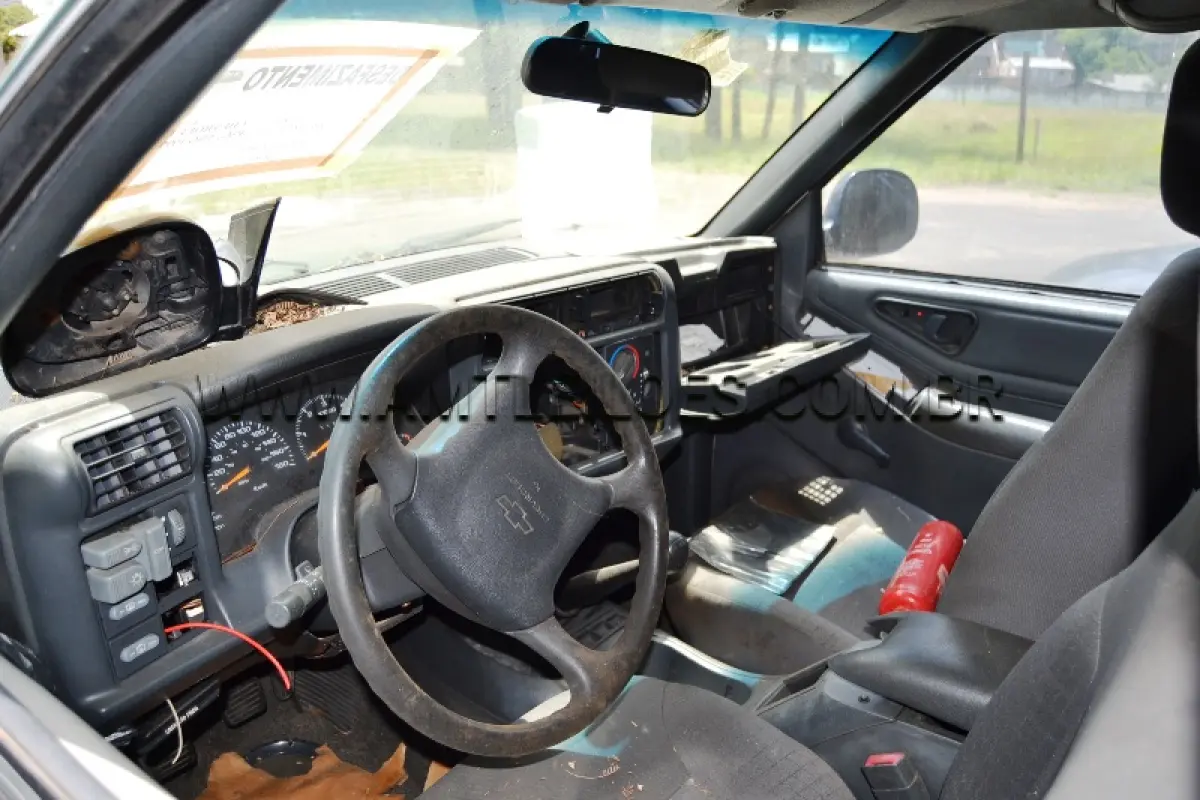 LOTE 001 - MARCA/MODELO: CAMIONETA GM BLAZER