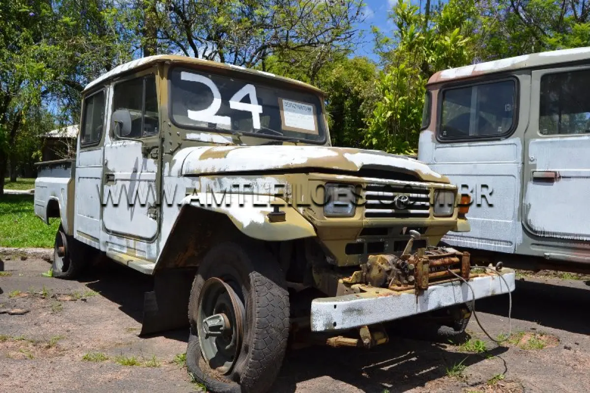 LOTE 024 - MARCA/MODELO: RÁDIO CABINE DUPLA TOYOTA BANDEIRANTE BJ55LP