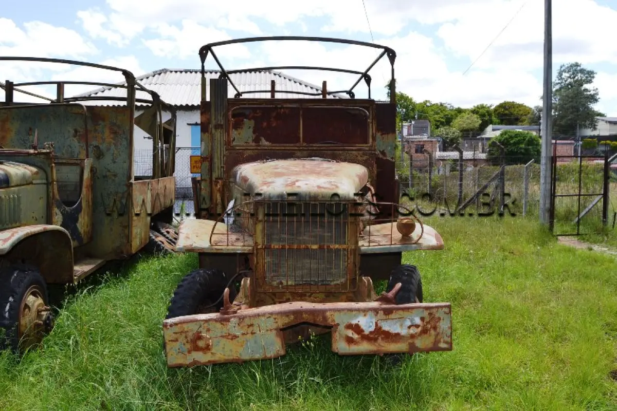 LOTE 01 - SUCATA DE FERRO COM PESO APROXIMADO DE 6.000 KG