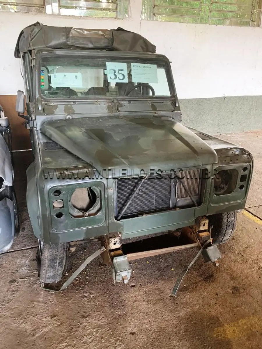 LOTE 035 - MARCA/MODELO: PICAPE TETO RÍGIDO LAND ROVER DEFENDER 110
