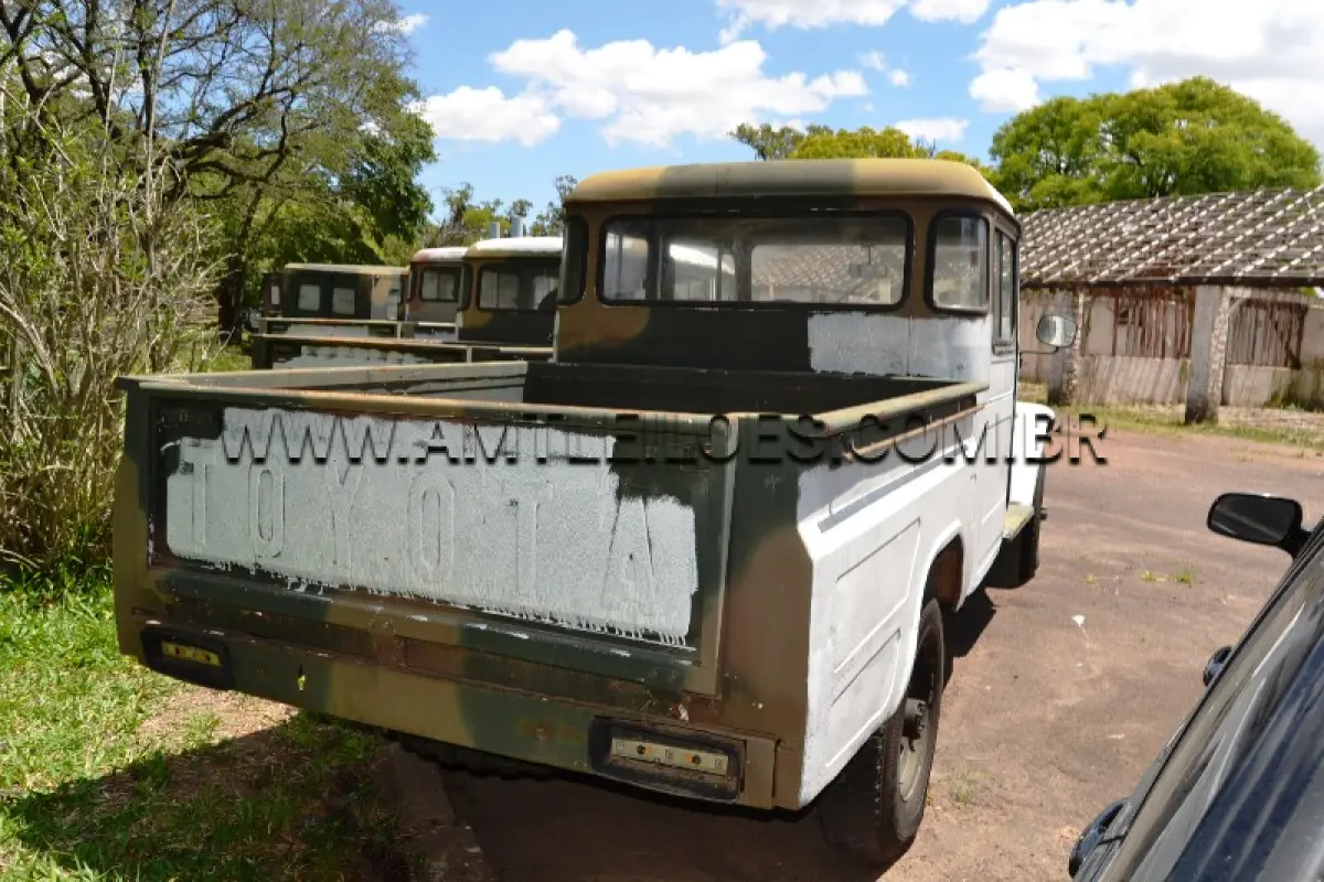 LOTE 031 - MARCA/MODELO: RÁDIO CABINE DUPLA TOYOTA BANDEIRANTE BJ55LP